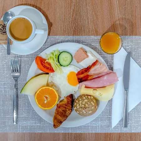 لانثاروتيه فيليدج فندق 4*