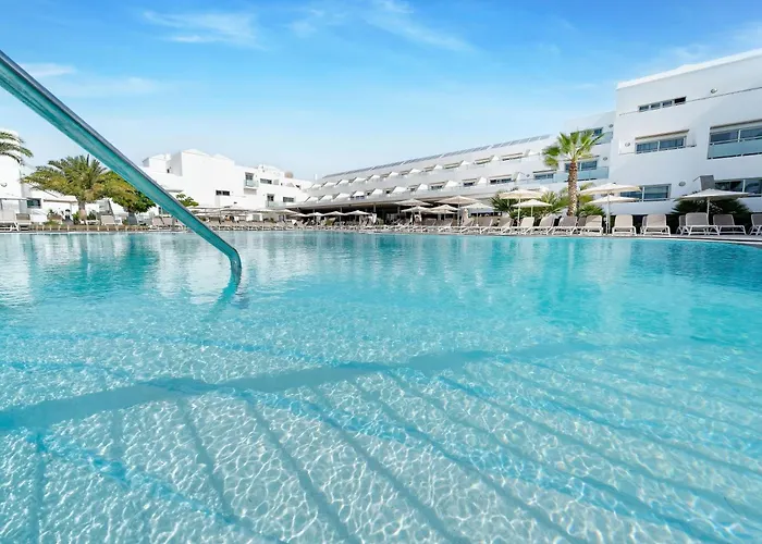 لانثاروتيه فيليدج فندق 4*